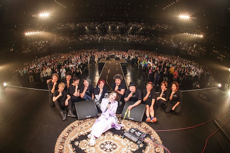 「阿部真央らいぶ2025 -15th ANNIVERSARY- at 東京ガーデンシアター」の様子。（撮影：森好弘）