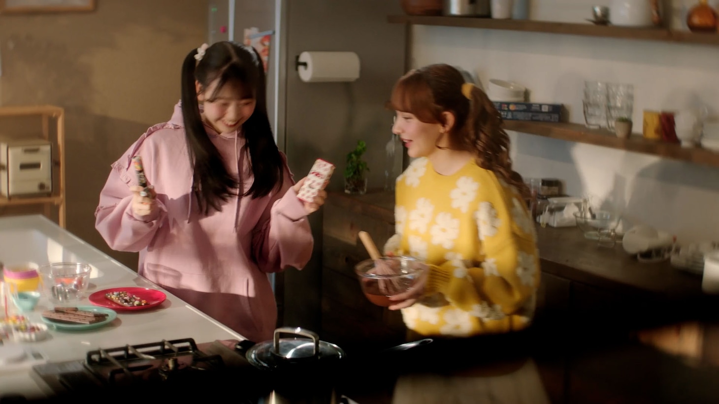 テレビCM「meiji♡FRUITS ZIPPERの手作りバレンタイン～楽しい時間を手作りしよう～」より。