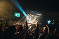 「阿部真央らいぶ2025 -15th ANNIVERSARY- at 東京ガーデンシアター」の様子。（Photo by Ryuji Kainuma）