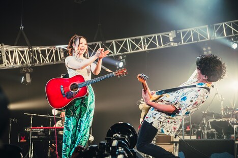 左から阿部真央、和田建一郎（G）。（Photo by Ryuji Kainuma）