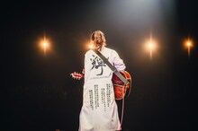 特攻服を着た阿部真央。（Photo by Ryuji Kainuma）