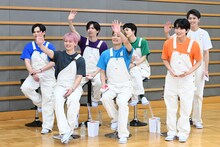 去り行くすだちくんに手を振る超特急。