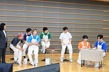 ハルとカイ（右）を見るメンバー。