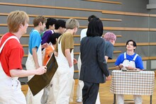 カイのもとに集まるメンバーと河本準一マネージャー。