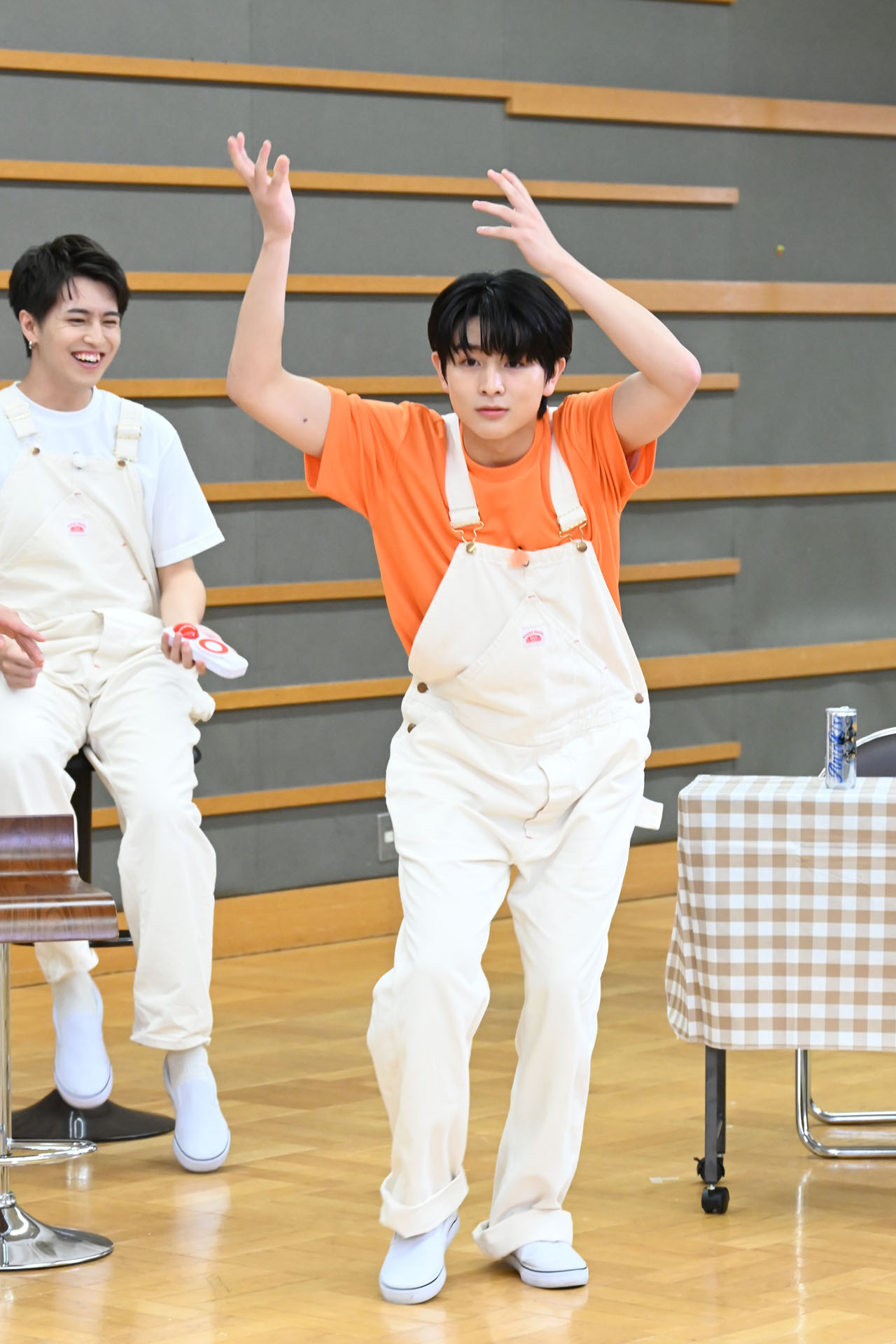踊るハル。
