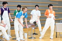 ハル（右）の動きに爆笑するメンバー。