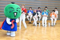 スタジオを駆けるすだちくんとユーキ。