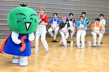 スタジオを駆けるすだちくんとユーキ。