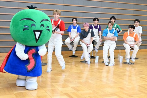 スタジオを駆けるすだちくんとユーキ。