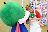 すだちくんの話を聞くユーキ。