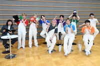 超特急と河本準一マネージャー。