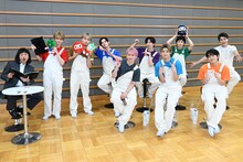 超特急と河本準一マネージャー。