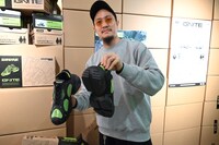 「IGNITE the Podcasters」のソールを見せるTaiTan。