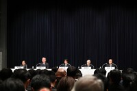フジテレビの記者会見の様子。新社長にフジ・メディア・ホールディングスの清水賢治専務取締役が就任。