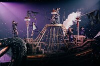 船型のフロートで歌うSixTONES。船首には蛇。