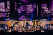 東京ドームのステージに立つSixTONES。