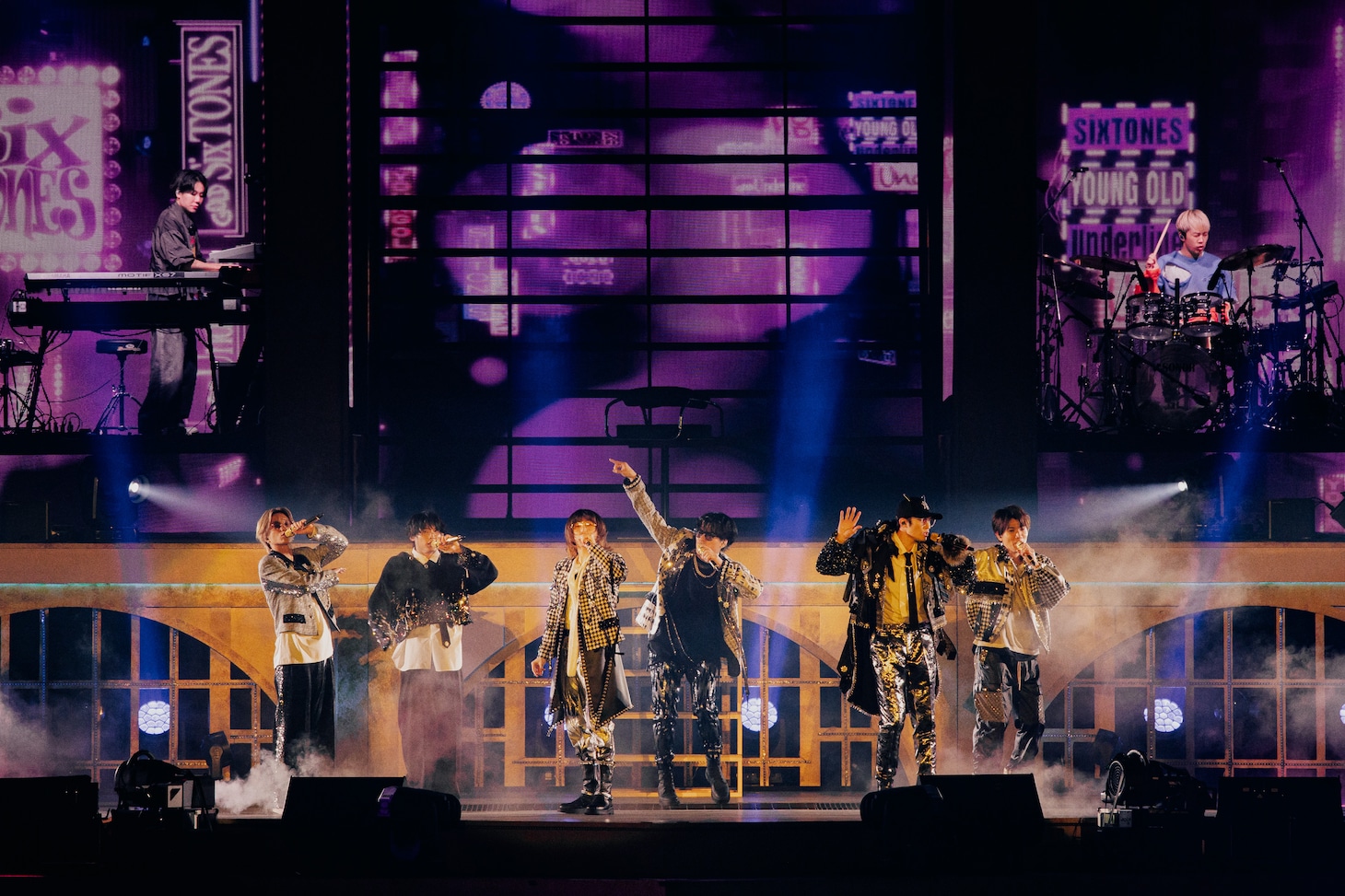 東京ドームのステージに立つSixTONES。