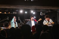 「Tighten Up」のビートに乗って登場し、クールにYIKOハットを紹介するShake Airman（左）。