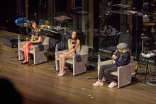 左から水原佑果、水原希子、細野晴臣。