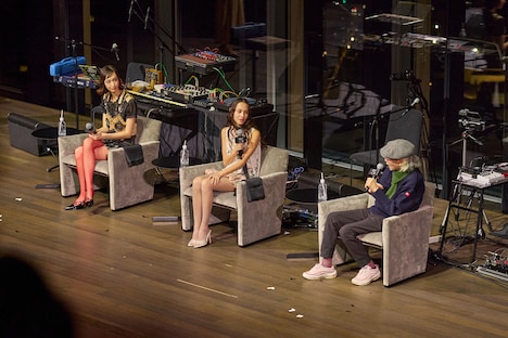 左から水原佑果、水原希子、細野晴臣。