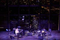 蓮沼執太、ゴンドウトモヒコ、小山田圭吾によるライブの様子。