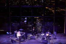 蓮沼執太、ゴンドウトモヒコ、小山田圭吾によるライブの様子。