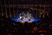 蓮沼執太、ゴンドウトモヒコ、小山田圭吾によるライブの様子。