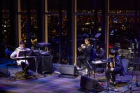 蓮沼執太、ゴンドウトモヒコ、小山田圭吾によるライブの様子。