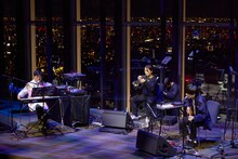 蓮沼執太、ゴンドウトモヒコ、小山田圭吾によるライブの様子。