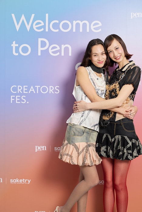 水原希子と水原佑果。©河内彩