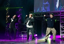 ひさびさのパフォーマンスを披露するNYC。