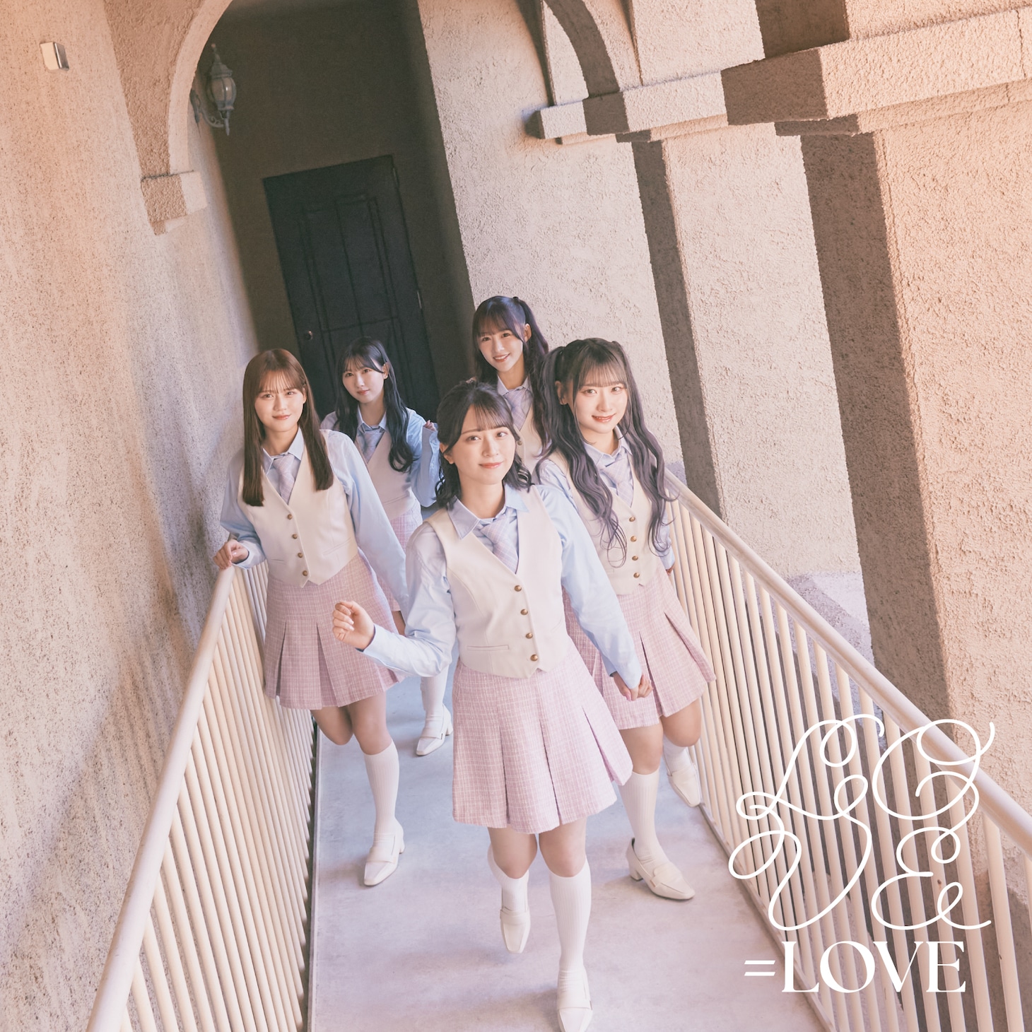 ＝LOVEの18thシングルType Bのジャケット。