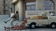 ソフトバンク「Samsung Galaxy S25シリーズ」CM「りんごとトラック」編より。