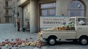 ソフトバンク「Samsung Galaxy S25シリーズ」CM「りんごとトラック」編より。