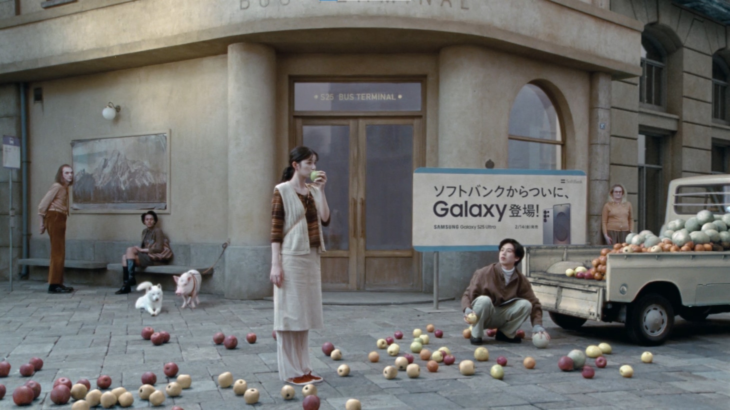 ソフトバンク「Samsung Galaxy S25シリーズ」CM「りんごとトラック」編より。