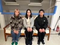 左から鈴木実貴子（Vo, G）、木沢友理子、ズ（Dr）。