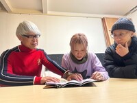 話し合う成田洋一と鈴木実貴子ズ。