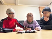 話し合う成田洋一と鈴木実貴子ズ。