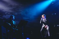 鶴房汐恩「OHAKONKONOYA」の様子。©LAPONE ENTERTAINMENT