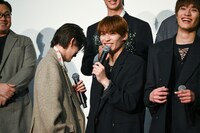 「あーんして」と甘えたあと、恥ずかしさのあまりに「出口はどこ？」と帰ろうとする小川史記。