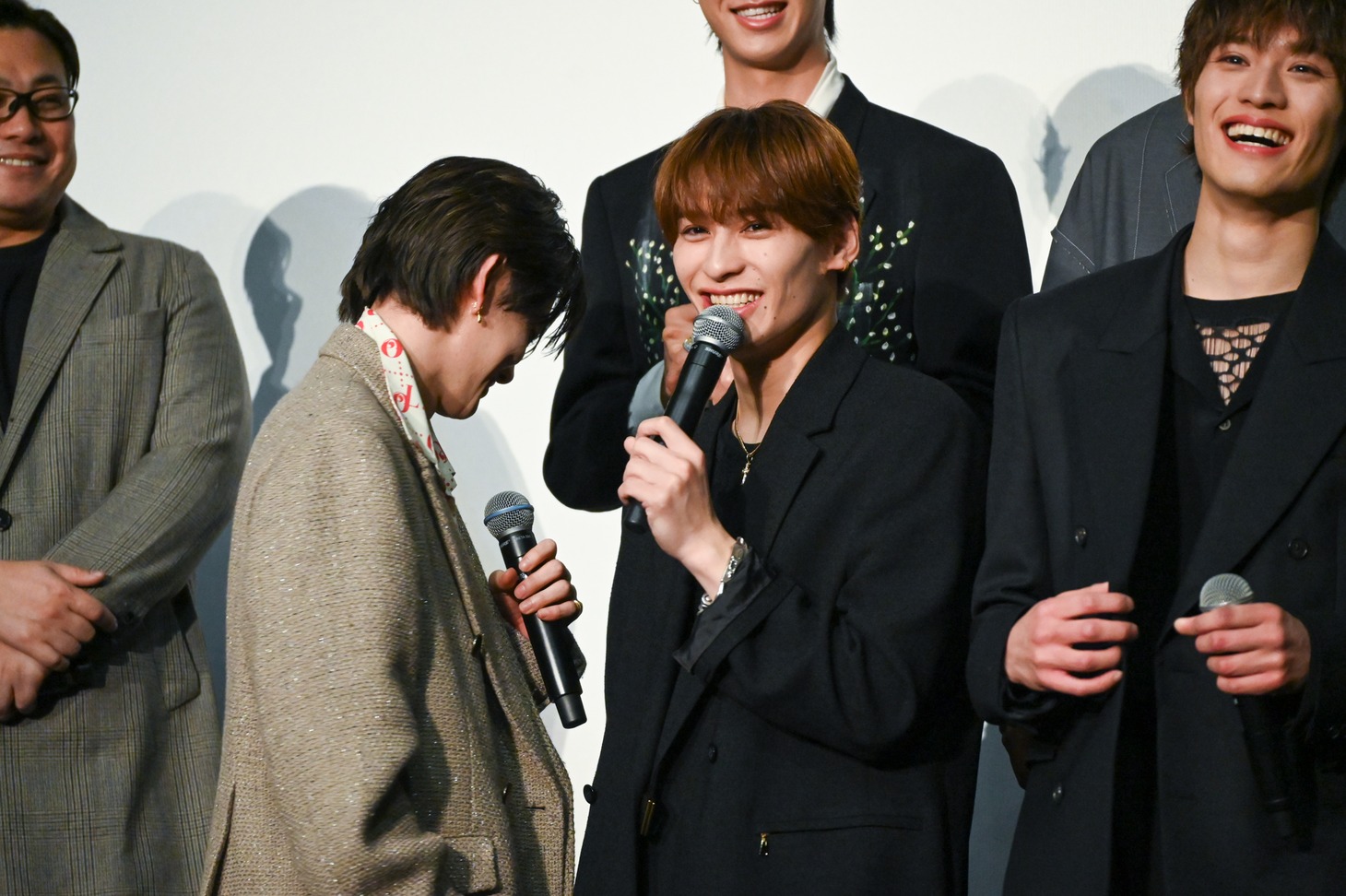「あーんして」と甘えたあと、恥ずかしさのあまりに「出口はどこ？」と帰ろうとする小川史記。