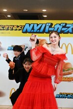 ロールダンスを披露するゆうちゃみとEXPG STUDIOのキッズダンサー。