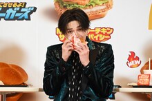 「N.Y. ジューシーチキン ザクザクスパイシー」にかじりつく八木勇征。