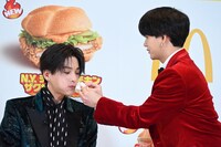 八木勇征の口元に付着したソースを拭き取る中島颯太。