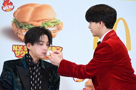 八木勇征の口元に付着したソースを拭き取る中島颯太。