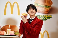 中島颯太と「N.Y. レモンタルタルシュリンプ」。