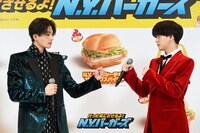 “早口紹介対決”でファイティングポーズをとる八木勇征、中島颯太。