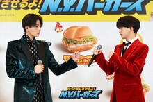 “早口紹介対決”でファイティングポーズをとる八木勇征、中島颯太。