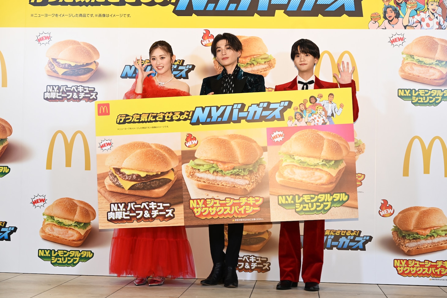 左からゆうちゃみ、八木勇征、中島颯太。