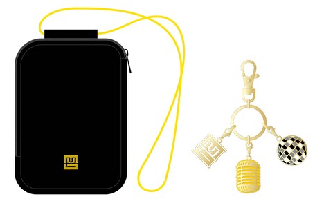 豪華盤特典のサコッシュとキーチャーム。